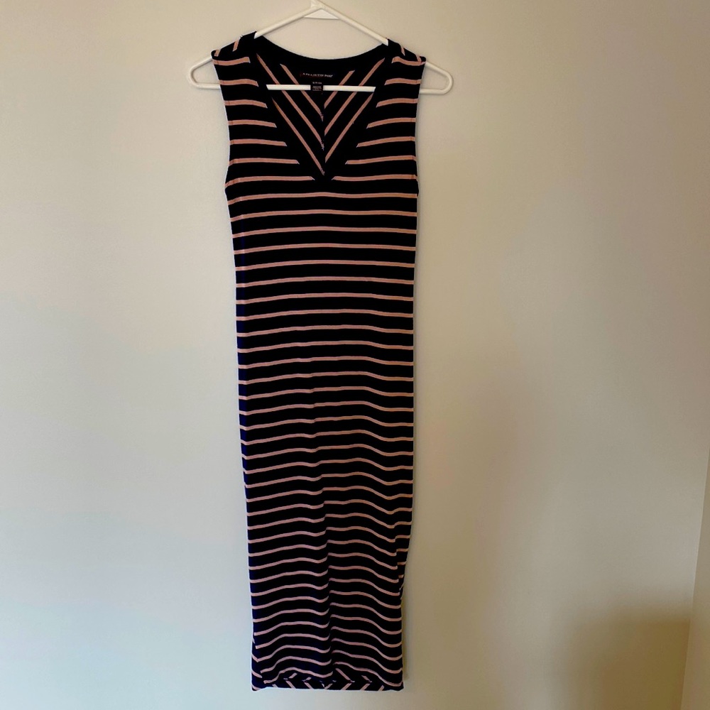 A PEA IN THE POD Maternity dress. Size small. Navy and pink V-neck dress.